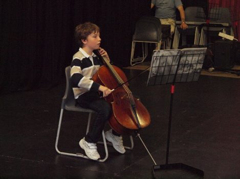 Arsenal Futbol Kampı - Çello performansı