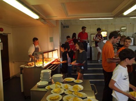 Arsenal Futbol Kampı - Self Servls yemekhane