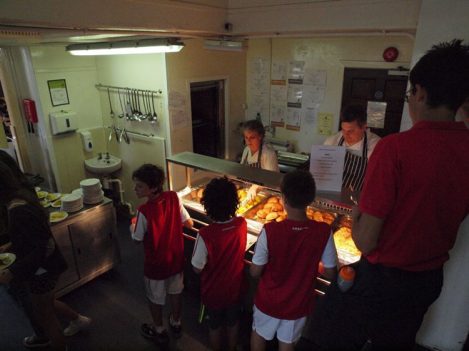 Arsenal Futbol Kampı - Yemek sırası